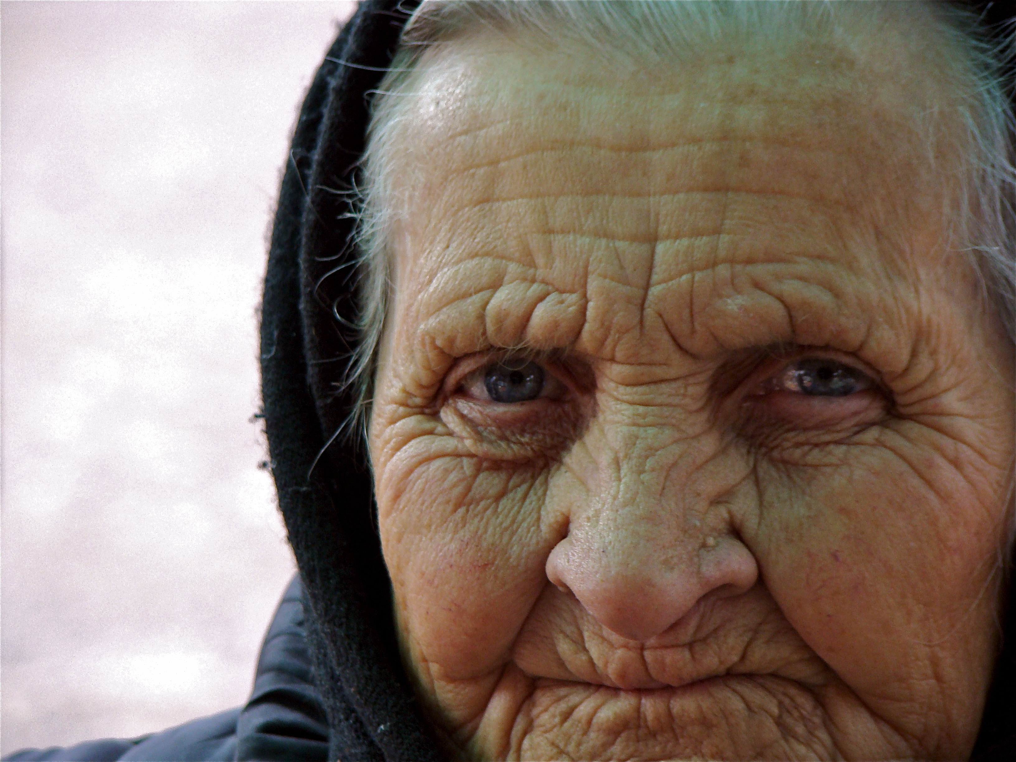 Бабушка какое лицо. Старая бабушка. Морщинистая старушка. Бабушка с морщинами.